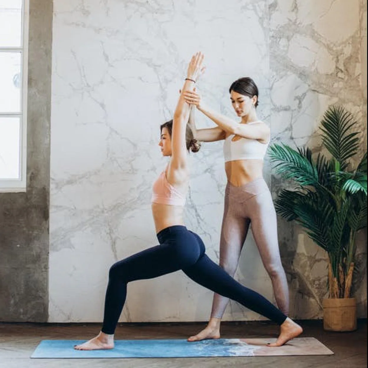 Señor Elevado límite La postura del guerrero): el mejor yoga para tonificar tus bíceps y  solucionar tus problemas de espalda | Mujer Hoy