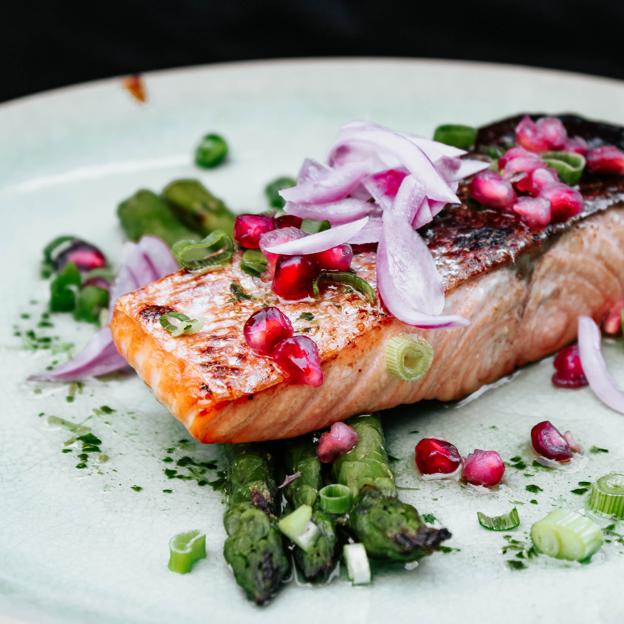 Salmón a la plancha con verduras. 