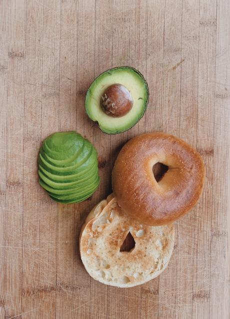 Bagel y aguacate. Foto de Katie Mierau en Unsplash