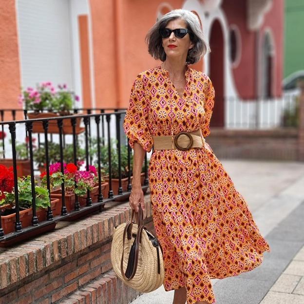 Flechazo con este look que adoran las influencers de más de 50 años: vestido de Zara y zapatillas comodísimas