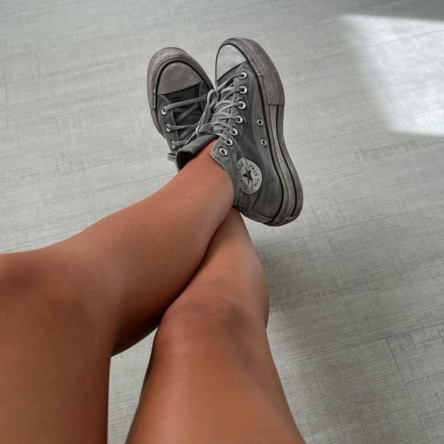 perturbación segmento Bañera Las zapatillas nunca pasan de moda y las que ha llevado esta influencer  pegan con todo | Mujer Hoy