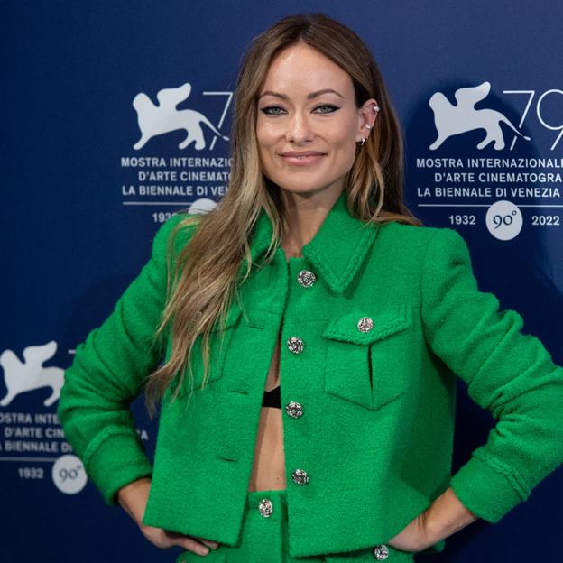 Tres formas diferentes de llevar el conjunto verde (versión low cost) que le hemos copiado a Olivia Wilde en el Festival de Venecia