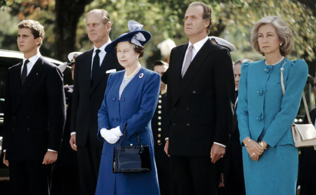 El príncipe de Asturias, el duque de Edimburgo, la reina Isabel II y los reyes de España, en El Pardo en 1988. 