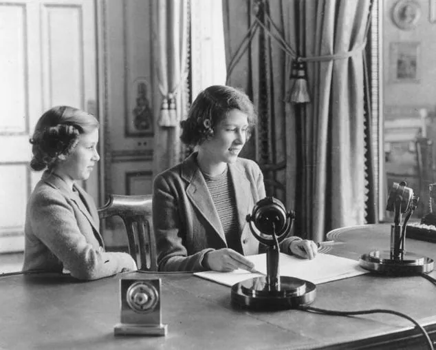 Isabell II y su hermana en su primera transmisión radiofónica