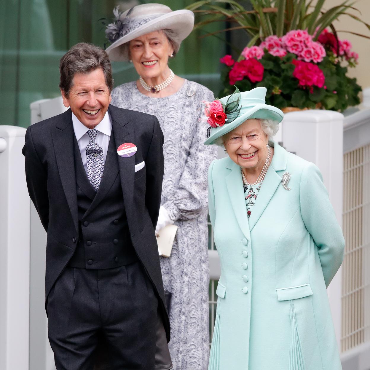 La reina Isabel II acompañada por su gerente de carreras John Warren y su dama de honor, Lady Susan Hussey./GETTY