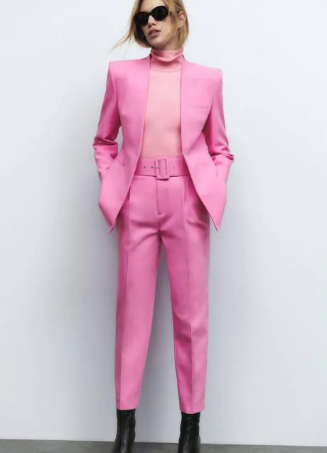 Todos los modelos del traje rosa tendencia más favorecedor los encontrarás  en Zara