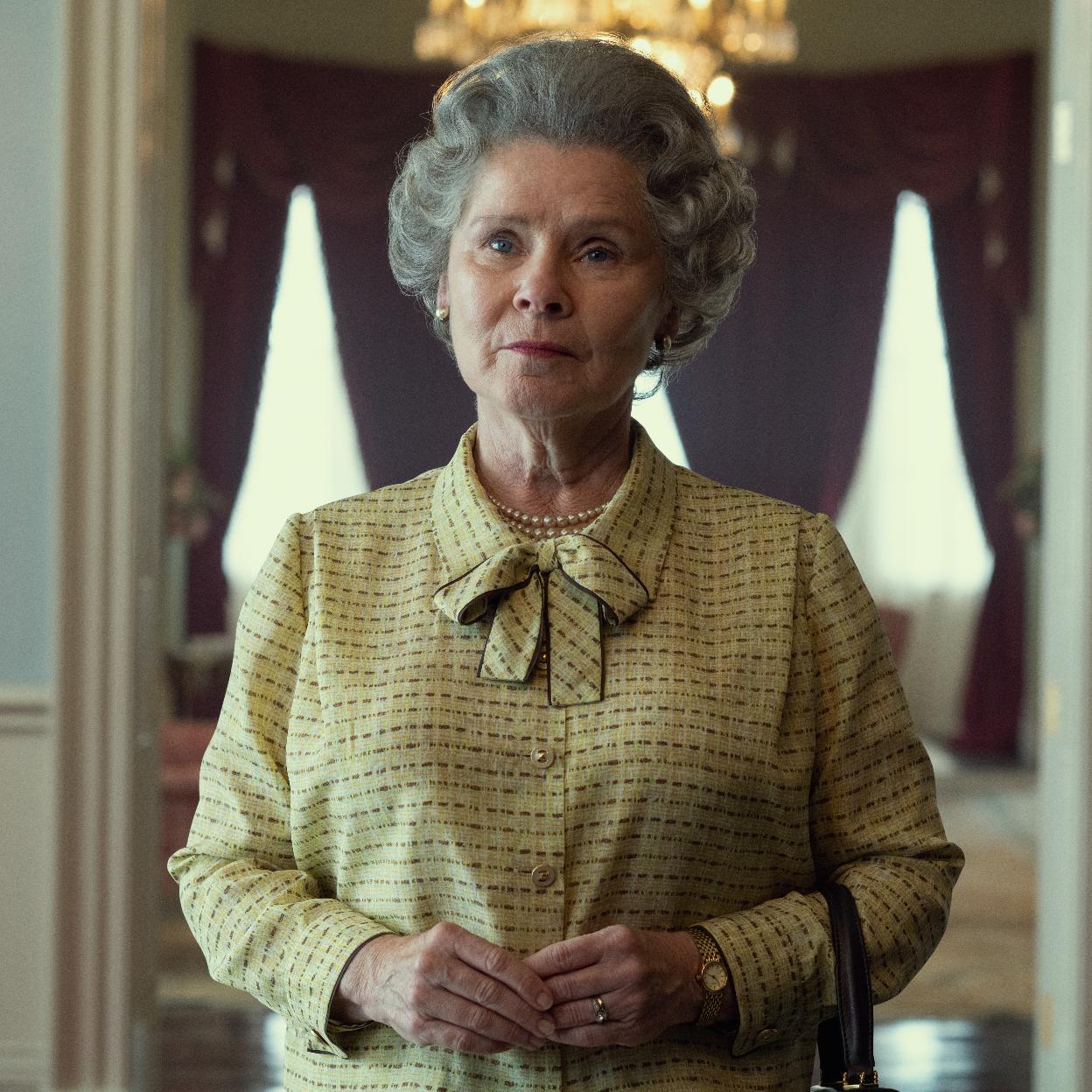 Isabel II interpretada por Imelda Staunton en la quinta temporada de The Crown. /Netflix