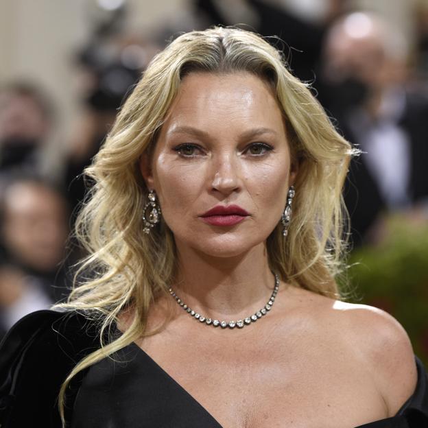 Cinco botas altas negras con tacón cómodo que vuelven a ponerse de moda gracias a Kate Moss