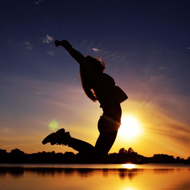 Saltos de tijera (o jumping jacks), el ejercicio fácil que refuerza el core y quema más calorías que saltar a la comba