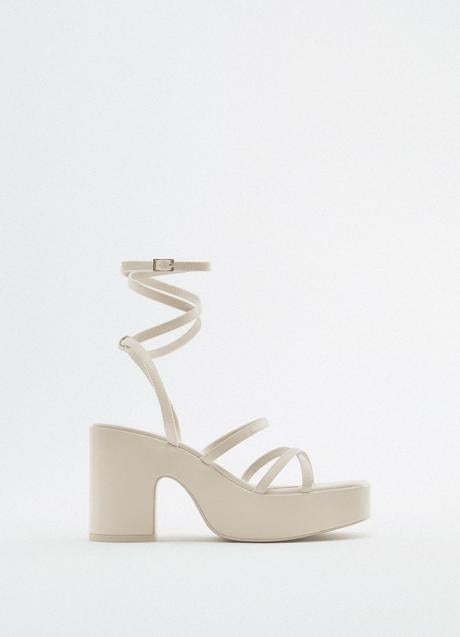 Zapato blanco con plataforma de Zara. Foto: Zara.