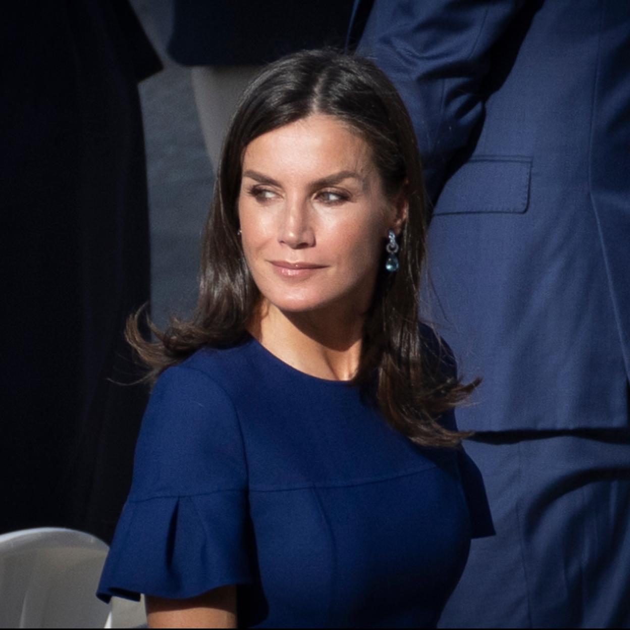 La reina Letizia, vestida de azul marino, cumple 50 años/gtres