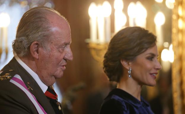 El rey Juan Carlos en un acto oficial en Palacio junto a la reina letizia