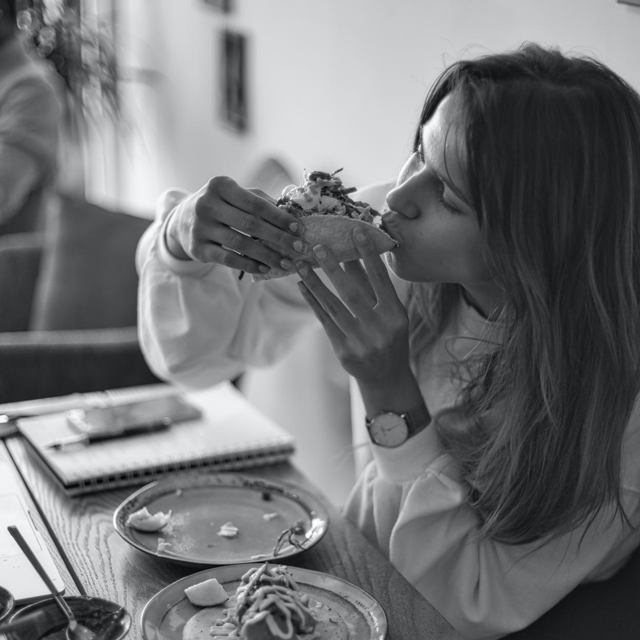 Comer a la misma hora cada día es un truco muy bueno para accelerar el metabolismo y perder peso./unsplash