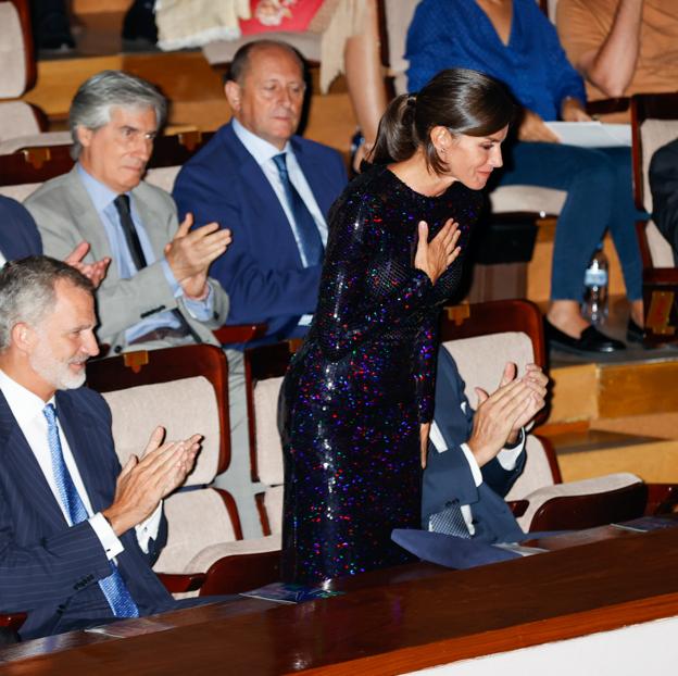 La reina Letizia dando las gracias al escuchar el 'Cumpleaños Feliz' en su honor.