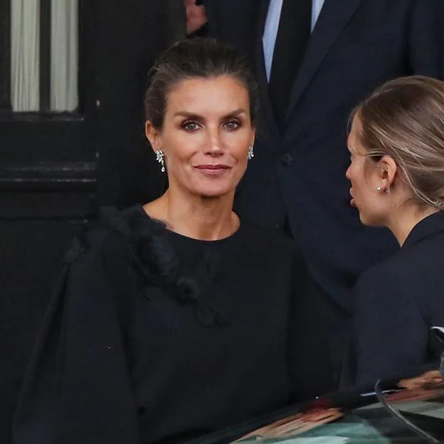 La reina Letizia arrasa con un conjunto de falda y blusa negra de Carolina Herrera en la recepción de Estado previa al funeral de Isabel II: más favorecedor imposible