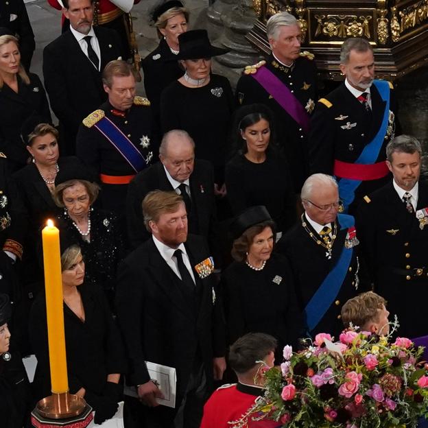 Los miembros de la casa real española durante el funeral.