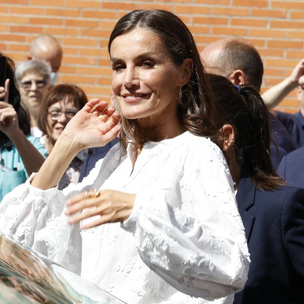 El look de la reina Letizia en Londres que no habíamos visto: tiene la chaqueta más bonita y elegante para el entretiempo