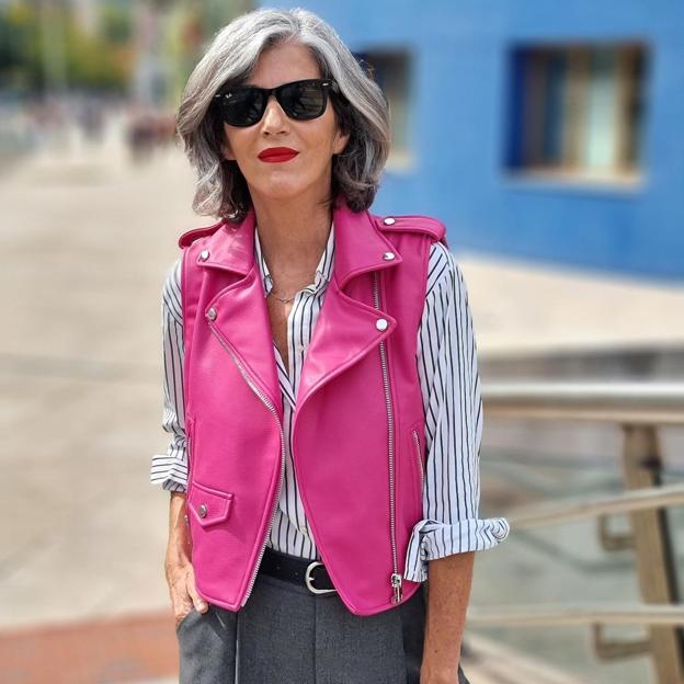 El chaleco de Zara que rejuvenece un look de oficina a los 50: una prenda tendencia que no puedes dejar escapar