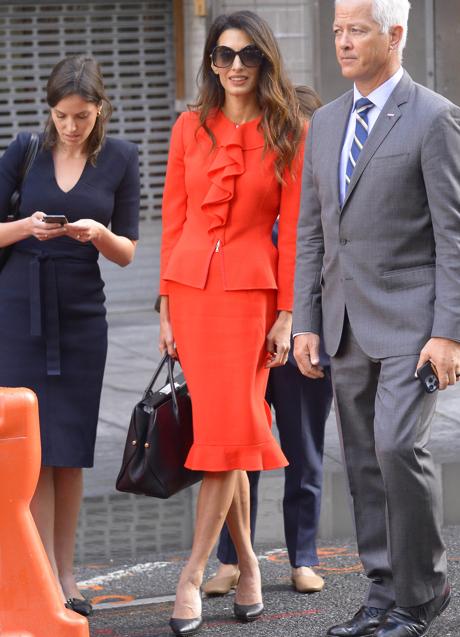 Amal Clooney con un conjunto rojo de falda midi y chaqueta. / GTRES