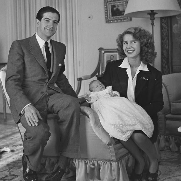 Luis Martínez de Irujo, el primer esposo de Cayetana de Alba junto a ella y su hijo.