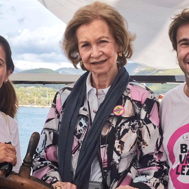 El look rejuvenecedor con vaqueros y una chaqueta estampada de la reina Sofía que vas a copiar (muy barato) en el entretiempo