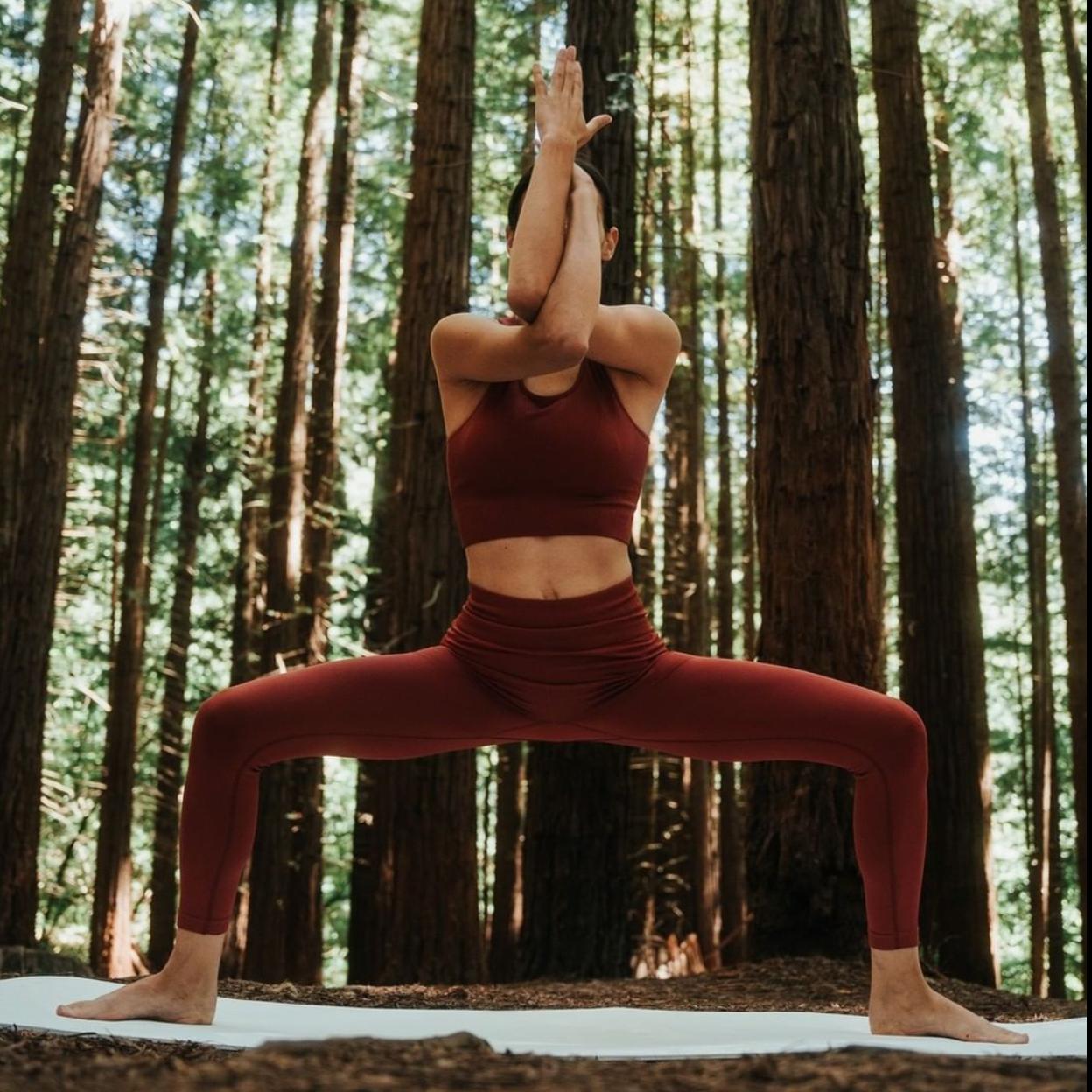 Mujer realizando estiramientos. /Foto de born living yoga