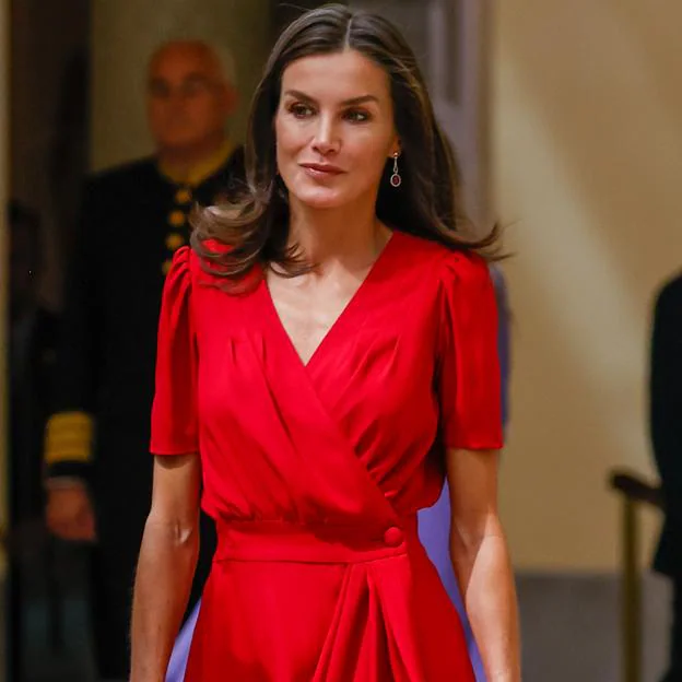 El original vestido rojo de Sfera que llevaría la reina Letizia y que ya está agotado y con lista de espera
