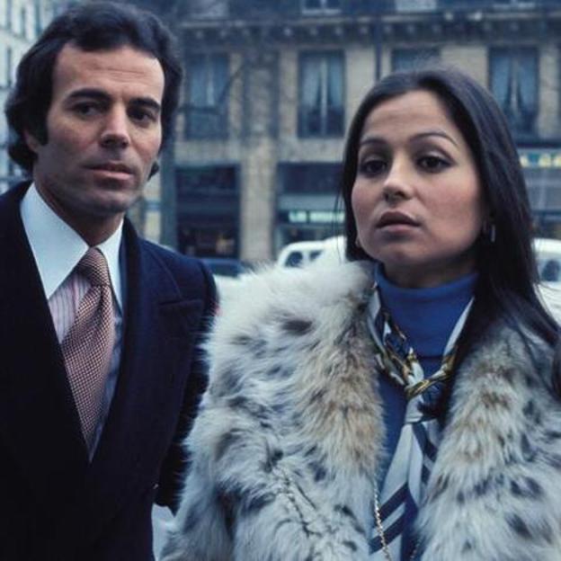 Julio Iglesias e Isabel Preysler por las calles de Madrid en 1970.