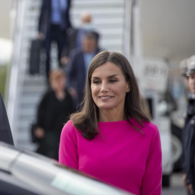 La reina Letizia con un vestido rosa.