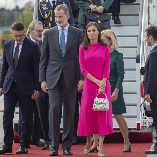 Letizia, de estreno con el vestido rosa de primavera que no tardará en  agotarse por su precio