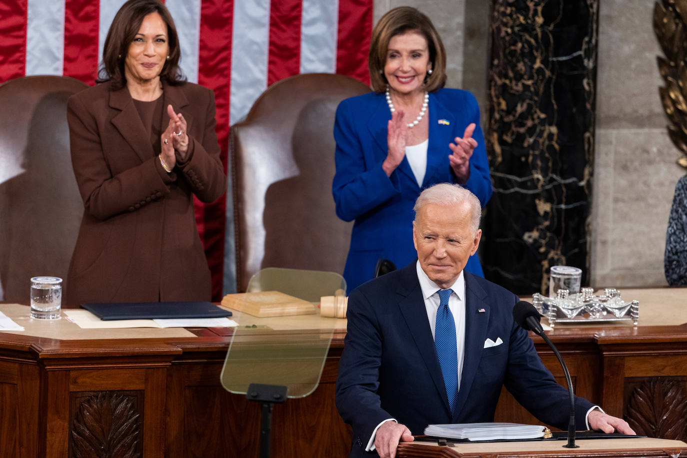 Nancy Pelosi en el discurso inaugural del presidente Joe Biden junto a la vicepresidenta Kamala Harris