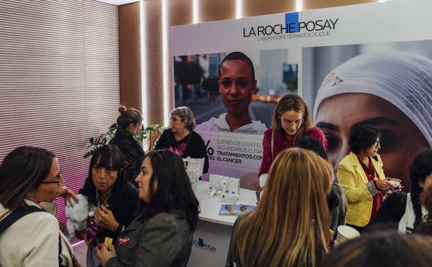 Leonor Prieto, directora científica de La Roche Posay, en el stand de la firma en Mujerhoy Cancer Care 2022.