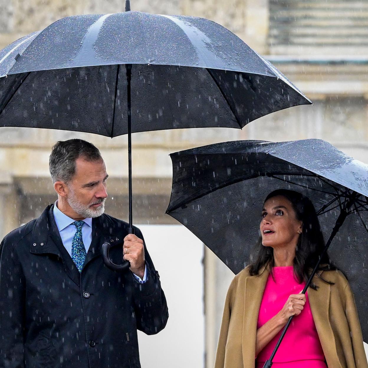 El rey Felipe VI y la reina Letizia, fotografiados en la puerta de Brandenburgo durante su viaje de Estado a Alemania. /getty images