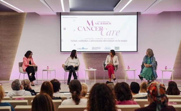 En la primera mesa redonda se trató sobre «Diagnóstico y prevención. Conoce tu DNI mamario» e intervinieron la dra. Silvia Pérez, jefa de la sección de radiología de la mama de MD Anderson Cancer Center Madrid; la Dra. Belén Perez Míes, especialista en anatomía patológica del Hospital Universitario Ramón y Cajal y la dra. Ana Belén Hernández López, supervisora de la Unidad de gestión de casos de cáncer de mama del Hospital Universitario Puerta de Hierro.