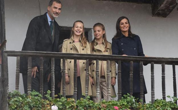 Los reyes, la princesa Leonor y la infanta Sofía en la visita al Pueblo Ejemplar 2019.