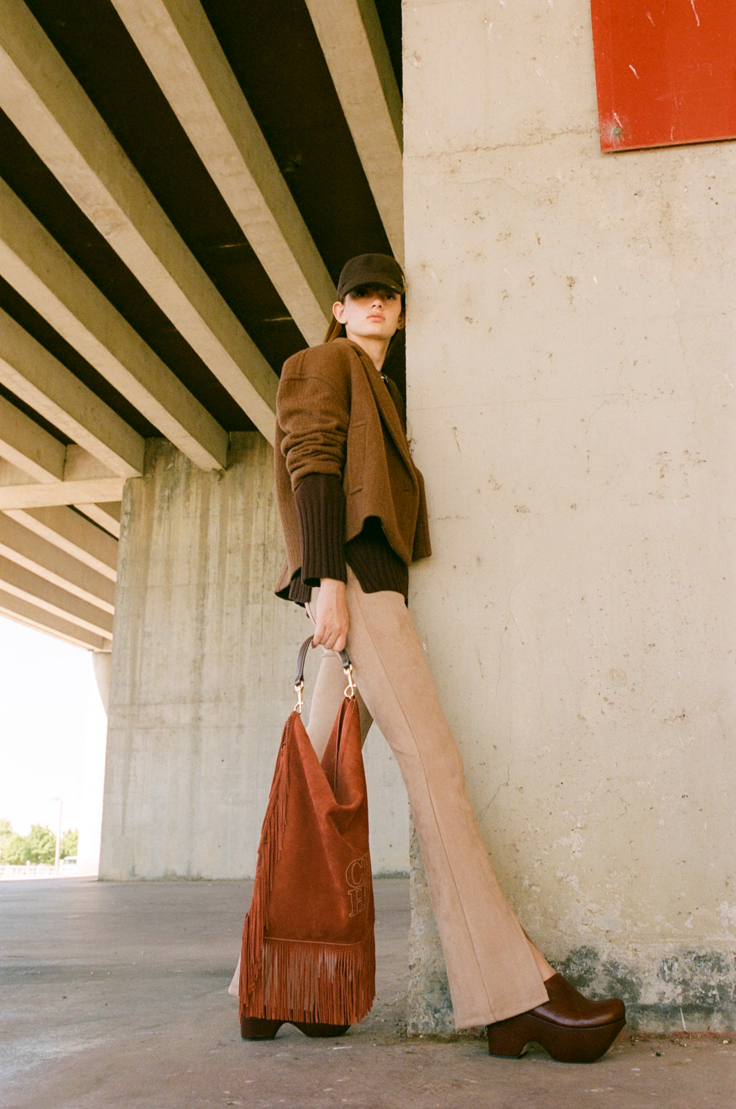 La chaqueta de ante marrón es el comodín para estar a la moda este otoño,  palabra de estilistas