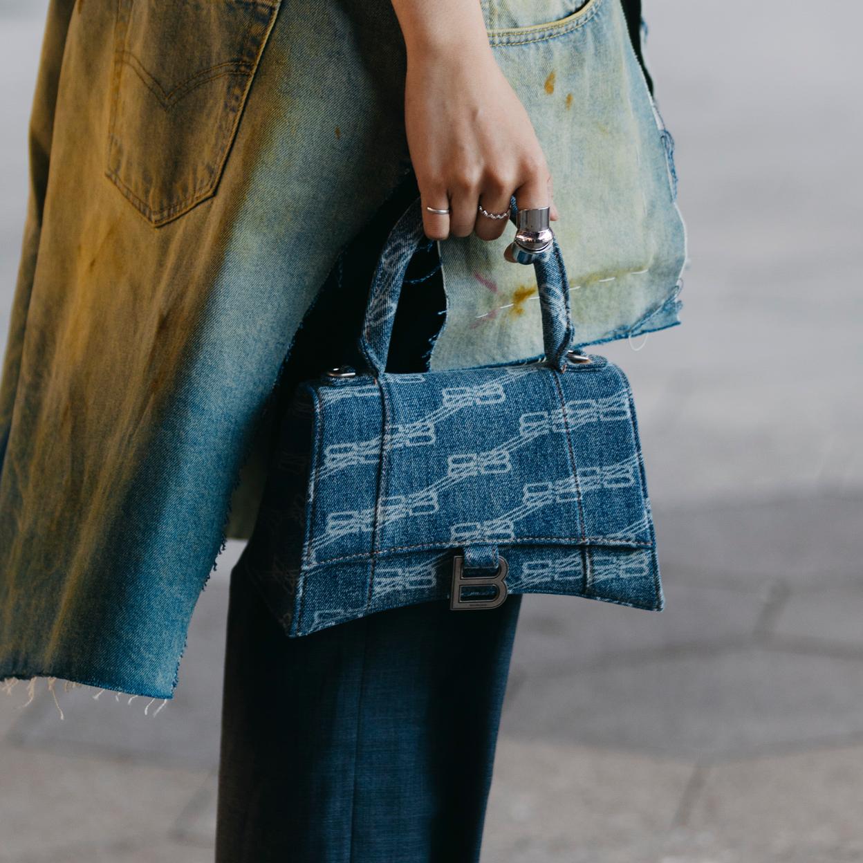 social Adecuado silbar Este es el bolso denim de Zara que todo el mundo lleva en looks de noche |  Mujer Hoy