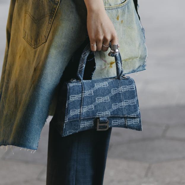 El bolso denim se renueva: ahora se lleva con brillo en looks de noche