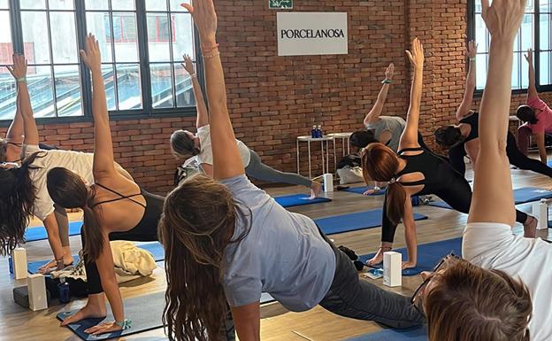 Los asistentes, durante una de las sesiones de yoga en Mercedes-EQ Welife Festival.