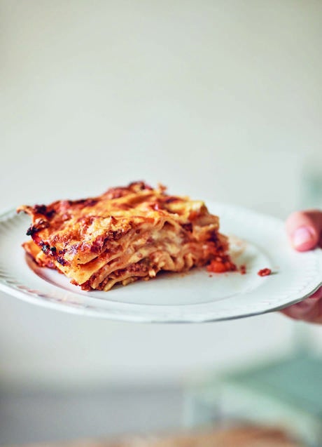 Imagen de una de las recetas de lasaña del libro editado por Salamandra, Pasta Grannies.-