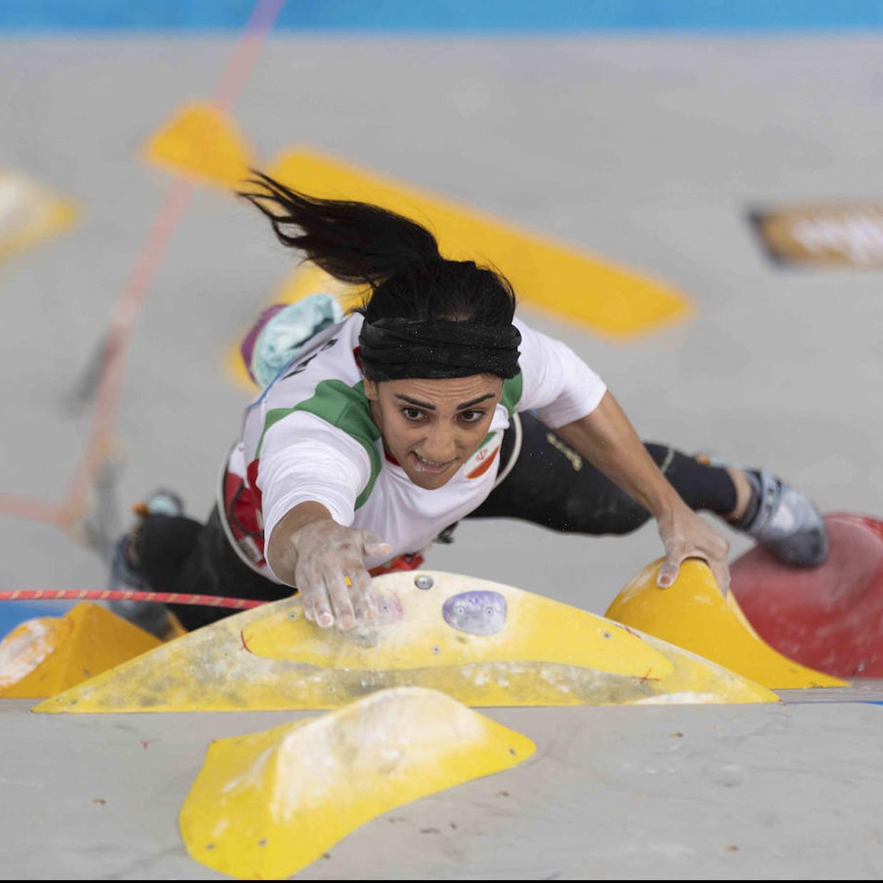 Elnaz Rekabi ha puesto en riesgo su vida y su libertad por escalar en un torneo internacional sin velo./AFP