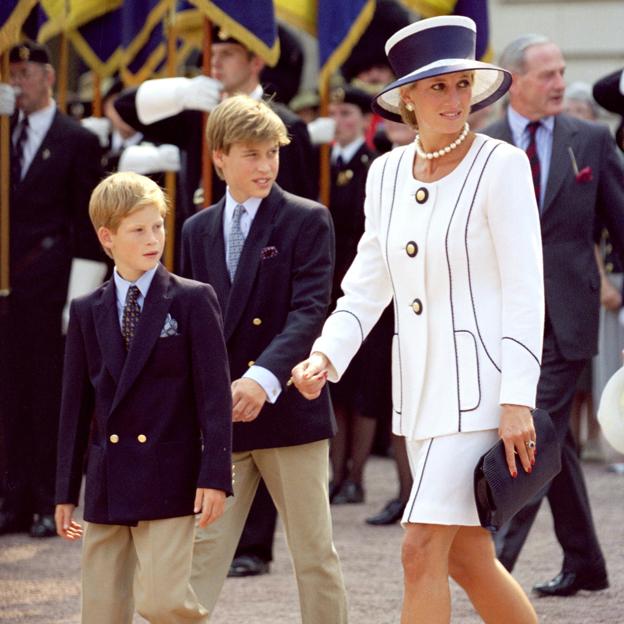 La princesa Diana de Gales junto a sus hijos Guillermo y Enrique.