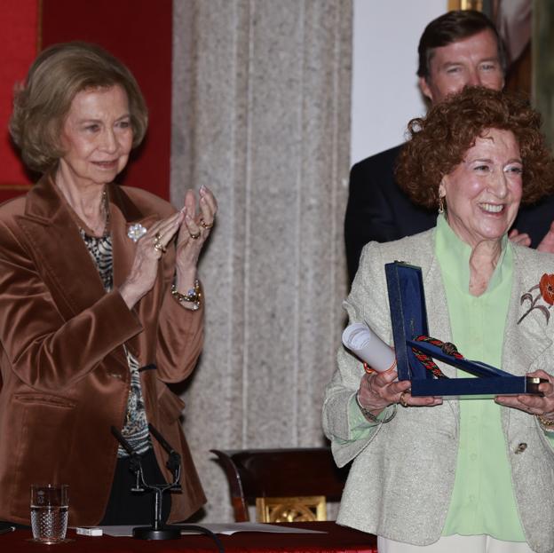 La reina emérita Sofía entrega el Premio de Historia Órdenes Españolas a la condesa de Gisbert, la aristócrata e historiadora con más influencia en la familia real española. /gtres
