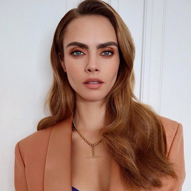 Cara Delevigne presume de un rostro contorneado y firme como el que se obtiene con estos sérums