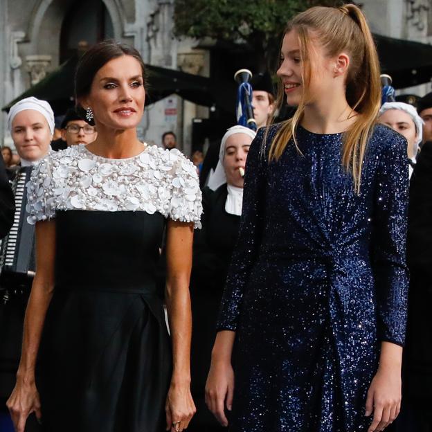 El espectacular look de la reina Letizia en los Premios Princesa de Asturias 2022: así es el vestido de Carolina Herrera que ha estrenado