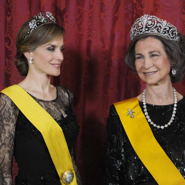 Todas las veces que la reina Letizia ha pedido prestadas las joyas más espectaculares de la reina Sofía: de la tiara prusiana a los pendientes de zafiros