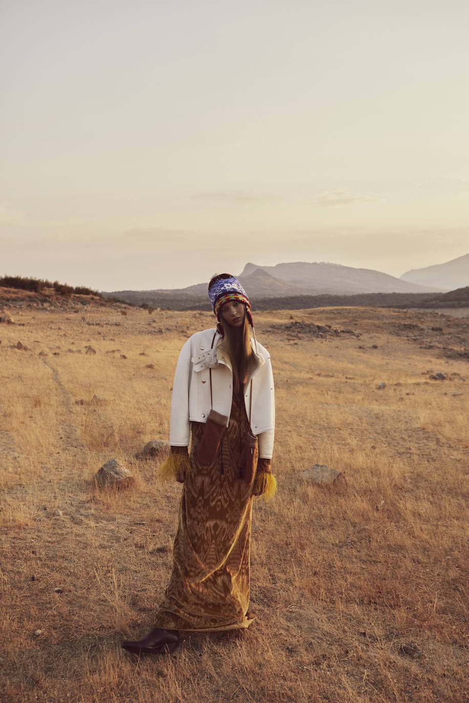 Looks boho con prendas de cuero: maxi vestido y cazadora