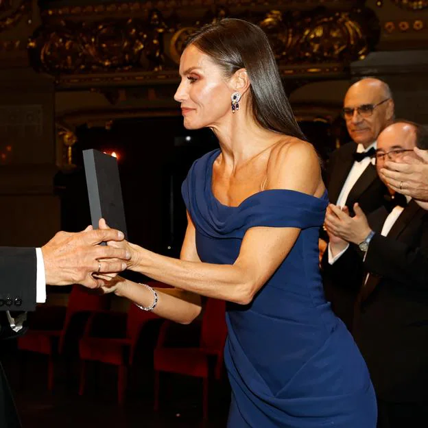 Loza de barro Opcional guisante La reina Letizia arrasa con un espectacular vestido azul de gala de Carolina  Herrera | Mujer Hoy