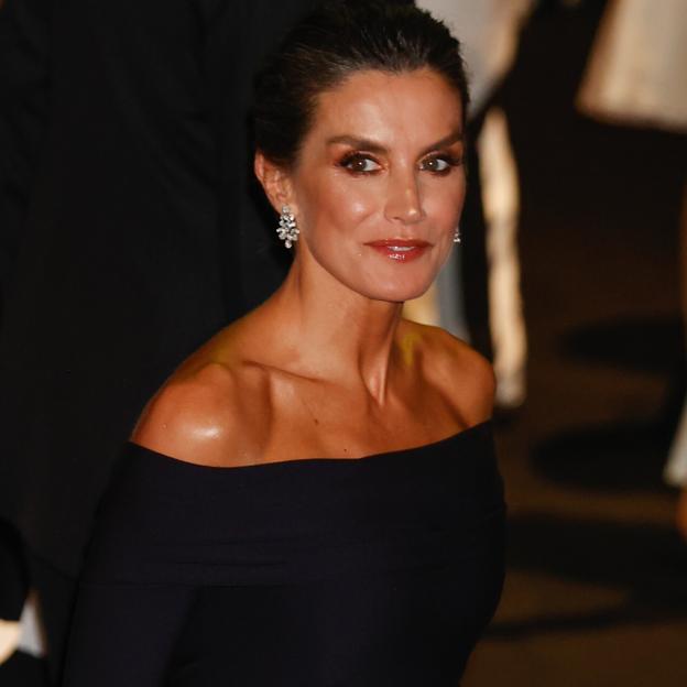 La reina Letizia con un maquillaje de ojos muy favorecedor.