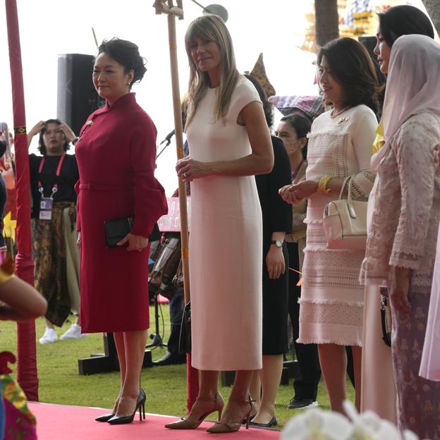 Begoña Gómez escogió un vestido blanco.